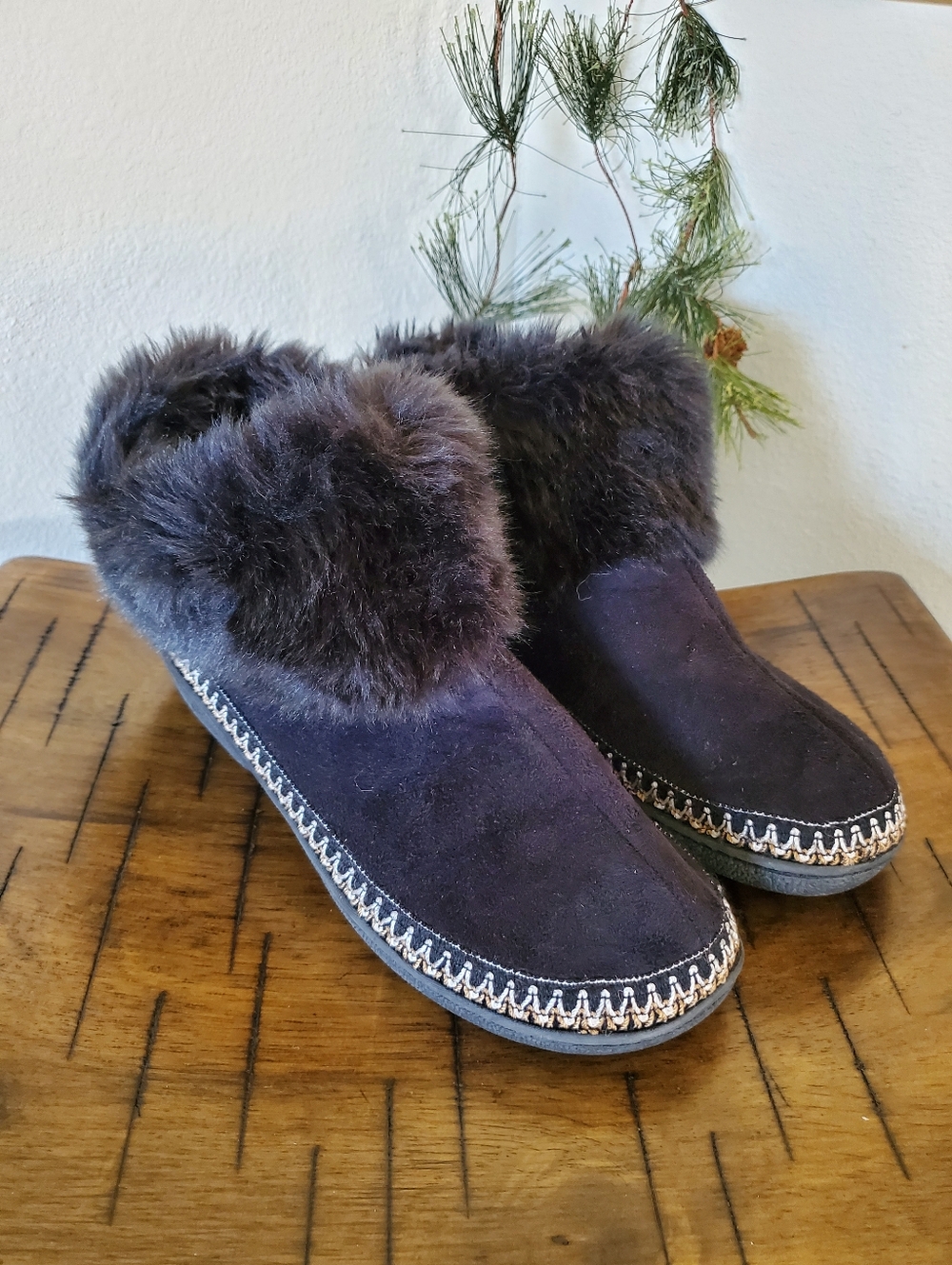Isotoner Women’s Faux Fur Trim Bootie Slippers Black Memory Foam Hard Sole